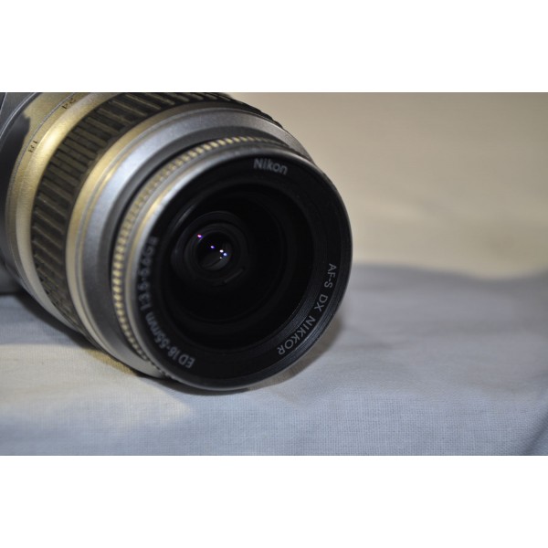 Μεταχειρισμένη ΝΙΚΟΝ SILVER D40+AF-S 18-55 VR (Only 3855 Shots)