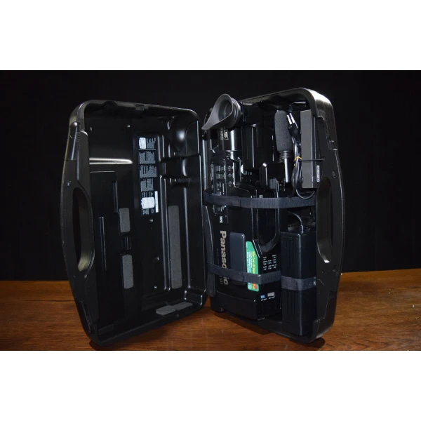 Vintage Panasonic NV-M50 VHS Camcorder (1999) Vintage Panasonic NV-M50 VHS Camcorder (1999)